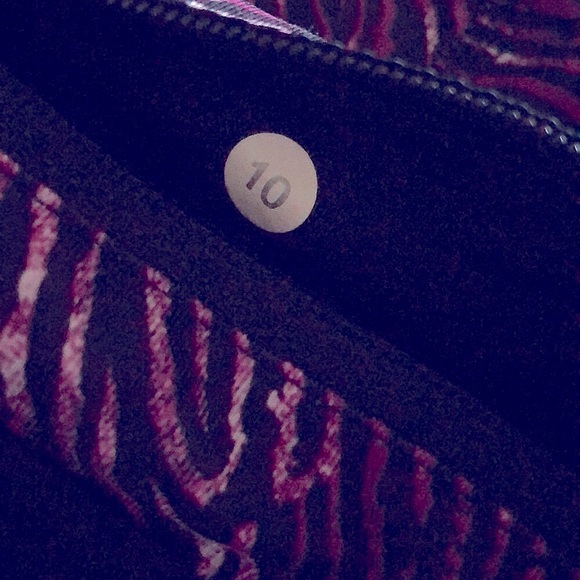 Lululemon Inspire Tight II size 10
Seawheeze 2016 - 7/8-length tight - Picture 8 of 14